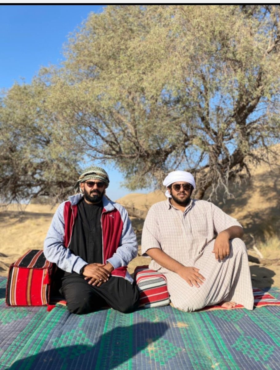 ياذا الوله ارهقتتي بالمشاوير
كديت طول البال ليله ونهاره
كلما الم الجرح واقول لي بخير
اسمع انين الجرح من كي ناره
ومرت سنين العمر خلفي طوابير
تاره تفض الجرح وتكد تاره
اربع عقود اقول لابد تغيير
وينفض عنا هالوقت عني غباره
وقربت مالخمسين ياسايق العير
وينه قميص الصبر ارجي البشاره
محمد