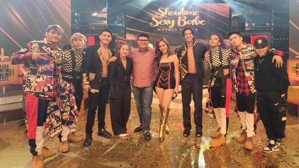 polarisabscbn's tweet photo. Ultimate Bidaman Jin Macapagal, Eian Rances, Jackie Gonzaga, and D'Grind with Star Magic - Polaris Head and It's Showtime Business Head, Mr. Reily Santiago. 💙💛✨ #ShowtimeTuloyLang https://t.co/Oek3CVchIi