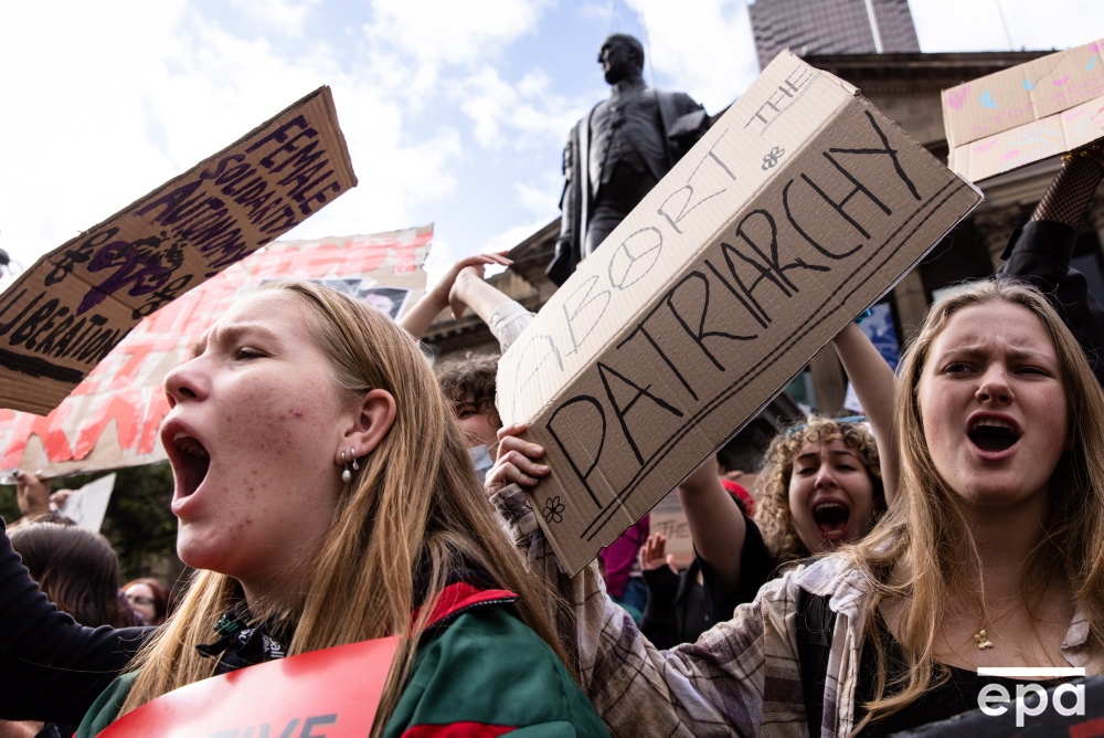 Demonstrators rally in support of abortion rights, in Melbourne, Australia. A wave of rallies is sweeping across the world following a US top court's ruling that overturned a 1973 case guaranteeing federal abortion rights in the USA.
📸 epa/AAP/Diego Fedele
#epaimages #epaphotos