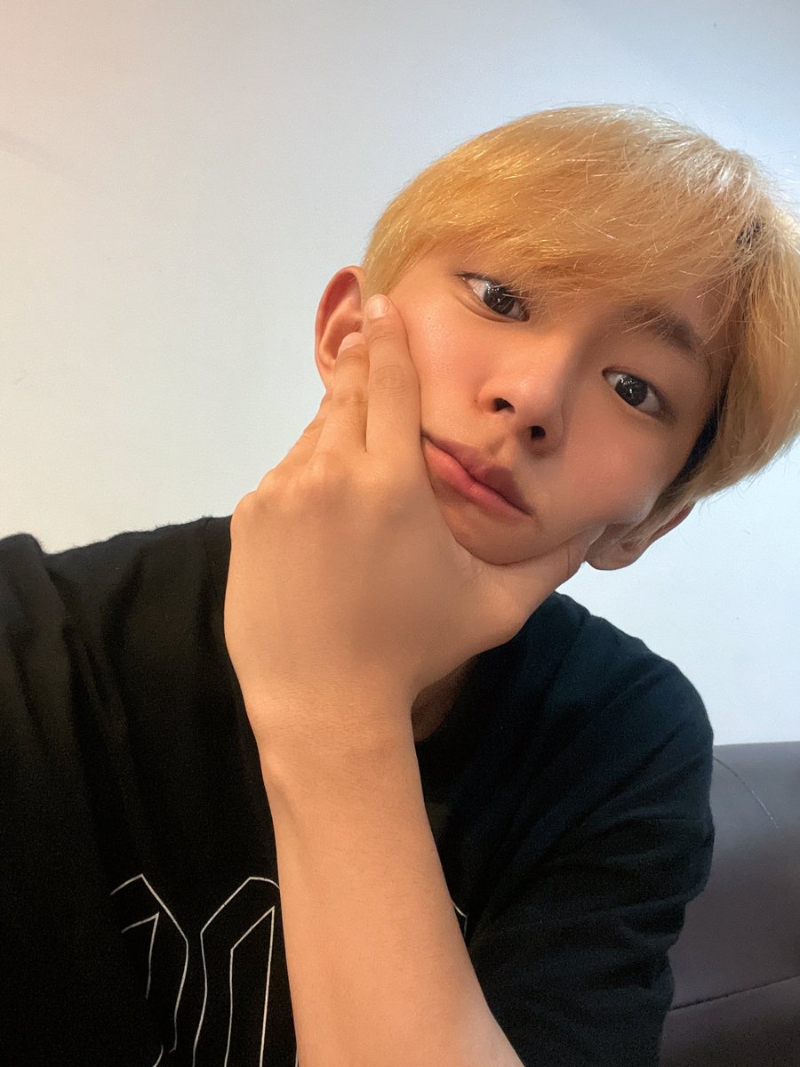Moe__Mochi's tweet photo. 👁👄👁 sad but hope I’m not to-to late  #DKBSelcaDay https://t.co/yPeFQtN8Ra
