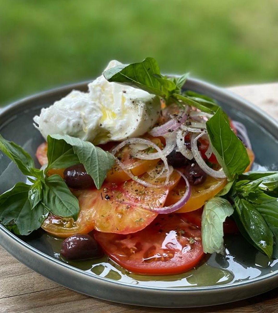 S A L A D  S E A S O N
Favourite time of the year <a href="/Shelforddeli/">Shelford Deli</a> ..produce bursting with beauty + full of ripeness! Here’s the easiest salad out at the moment + stunning too - 
Burratine with yellow Marmande tomatoes, tropea onion, kalamata olive, fresh basil, EVO oil &amp; balsamic..