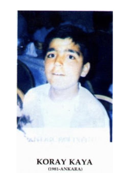 Bu fotoğraf 12 yaşında bir çocuğa ait: Koray Kaya. 

Koray’ın başka hiçbir fotoğrafı olmayacak. Koray 2 Temmuz 1993’te Sivas’ta Madımak Oteli‘nde yakılarak, boğularak, acı çekerek, ne olduğunu anlamayarak öldü. Öldürüldü.

#unutmadık #2Temmuz1993