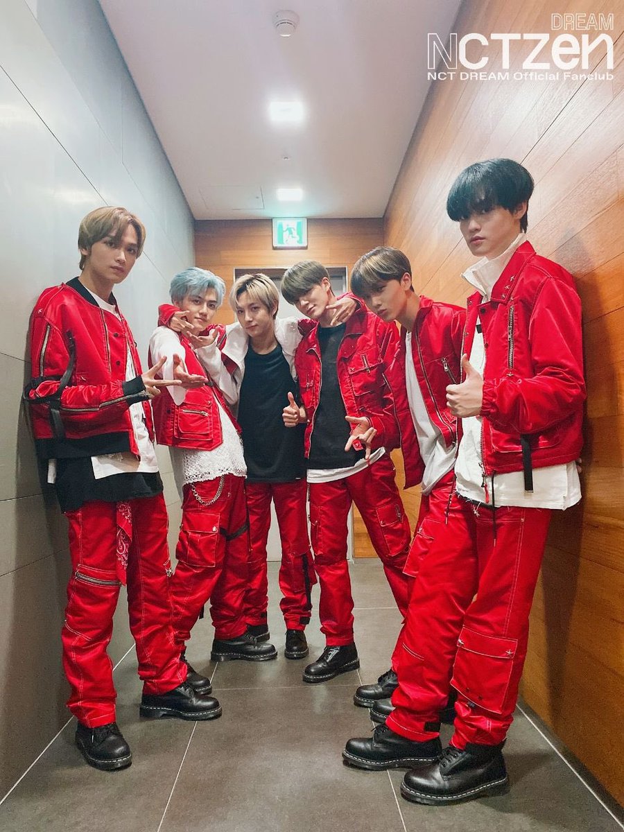 20200509
 STAFF글_지성이가 담긴 단체사진1 + 댓글4 + 😆감정 (20200607 작성)