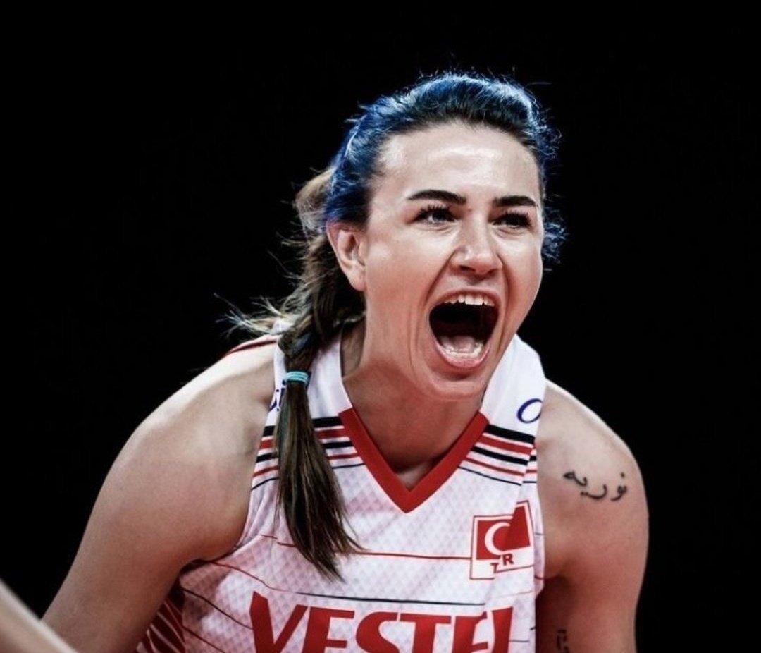 mucaslaa's tweet photo. Ne zaman ihtiyacımız olsa şimşek hızıyla orada @13Mrymboz ⚡ #FileninSultanları #VNL2022 https://t.co/D9roU5mlW7