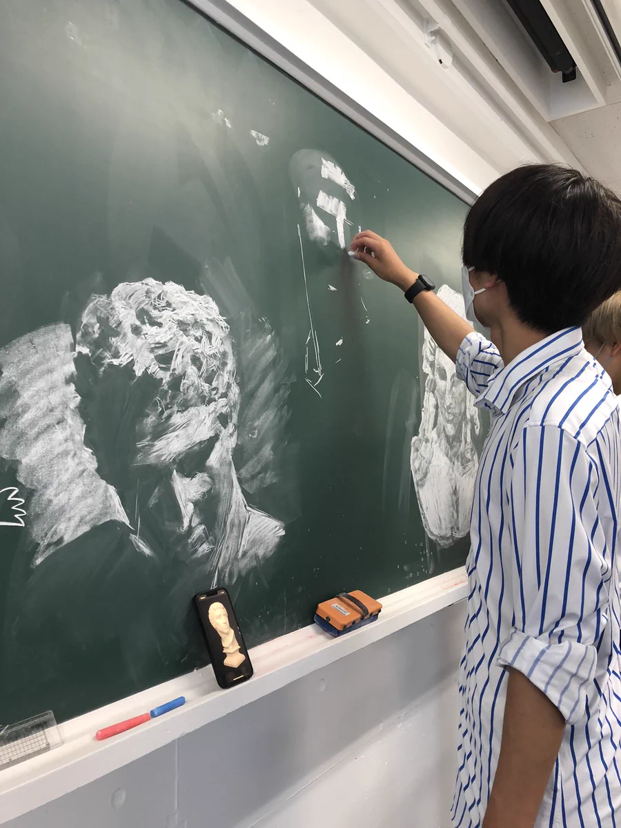【話題‼】美しすぎる石膏ヘルメスの黒板アートがTwitterで話題になっている！