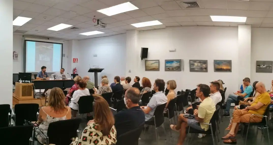 rauljm_'s tweet photo. Un honor muy gordo haber acompañado a Andrés Flores en la primera presentación de su novela Muerte en la orilla. Si te lo perdiste, que sepas que estará el próximo sábado 9 de julio a las 12 del mediodía en la Librería Pynchon &amp; Co, junto al ilustrador Rodrigo García. https://t.co/PTyGQf1DaV