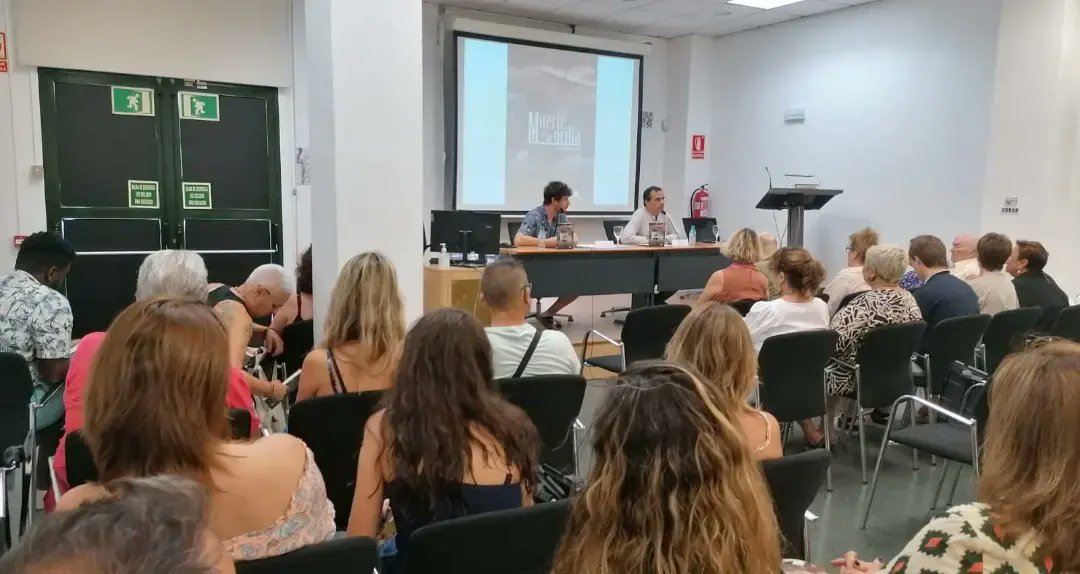 rauljm_'s tweet photo. Un honor muy gordo haber acompañado a Andrés Flores en la primera presentación de su novela Muerte en la orilla. Si te lo perdiste, que sepas que estará el próximo sábado 9 de julio a las 12 del mediodía en la Librería Pynchon &amp; Co, junto al ilustrador Rodrigo García. https://t.co/PTyGQf1DaV