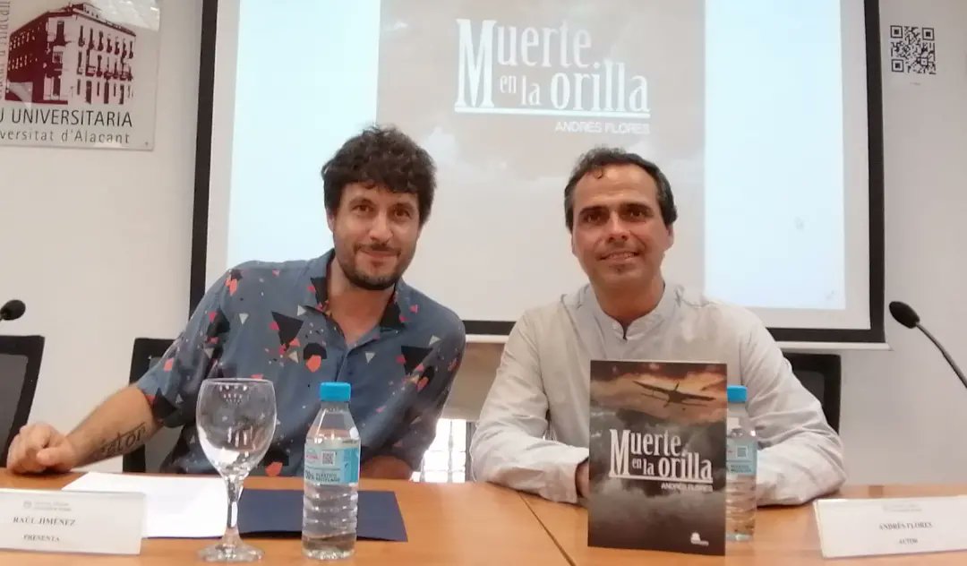 rauljm_'s tweet photo. Un honor muy gordo haber acompañado a Andrés Flores en la primera presentación de su novela Muerte en la orilla. Si te lo perdiste, que sepas que estará el próximo sábado 9 de julio a las 12 del mediodía en la Librería Pynchon &amp; Co, junto al ilustrador Rodrigo García. https://t.co/PTyGQf1DaV