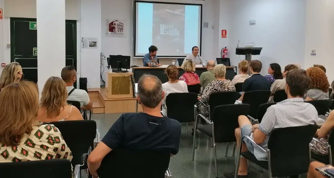 rauljm_'s tweet photo. Un honor muy gordo haber acompañado a Andrés Flores en la primera presentación de su novela Muerte en la orilla. Si te lo perdiste, que sepas que estará el próximo sábado 9 de julio a las 12 del mediodía en la Librería Pynchon &amp; Co, junto al ilustrador Rodrigo García. https://t.co/PTyGQf1DaV