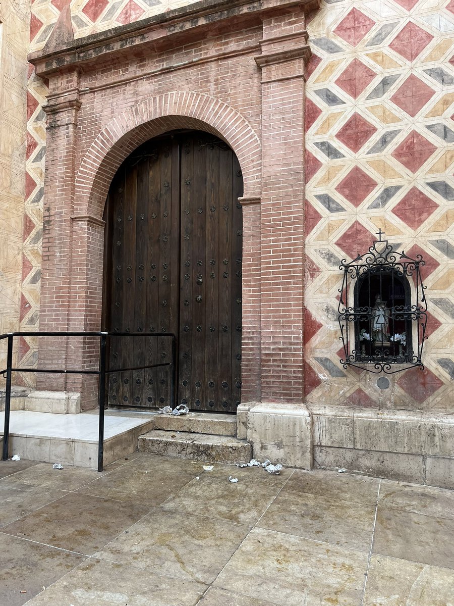 josedani70's tweet photo. Buenos días menos para aquellos que les dan por dejar su mierda en la puerta de una iglesia. https://t.co/iqUuAUydhw