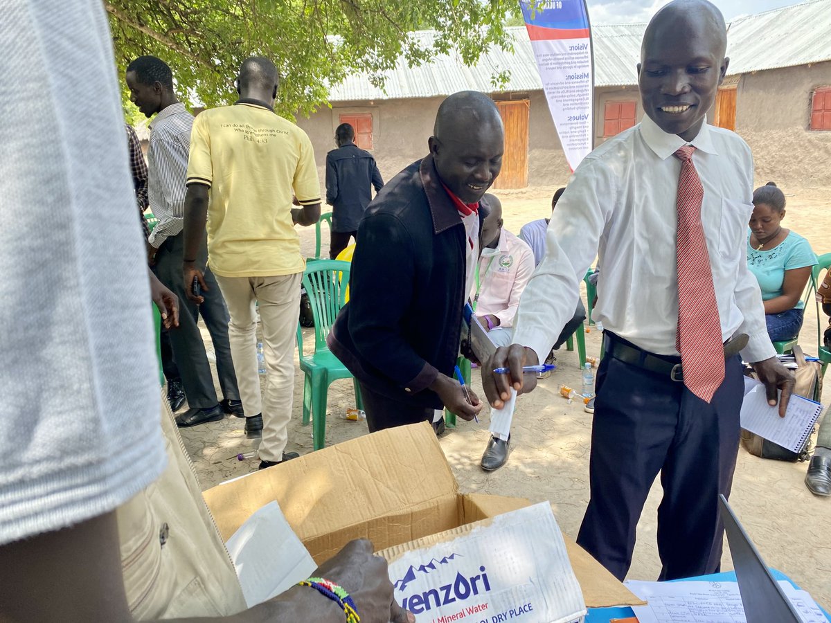 relonuganda's tweet photo. Yesterday in West Nile, RELON organized RLOs in the region to elect West Nile Relon focal person at #Siripi village. The elected Relon regional Subcommittee members include 1from #Imvepi, 2 #Rhino, 1 #Bididi, & 1 #Kiryandongo. Thanks
@OpenSociety @OxfamEAfrica @IDiplomat https://t.co/HMVWGqltSb