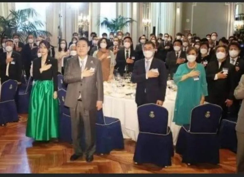 코로나 위기 대응으로 높아진 국가 신인도를 일격에 갈아치우는 모지리와 건들녀만 '실내 마스크 착용'을 하지 않았다.