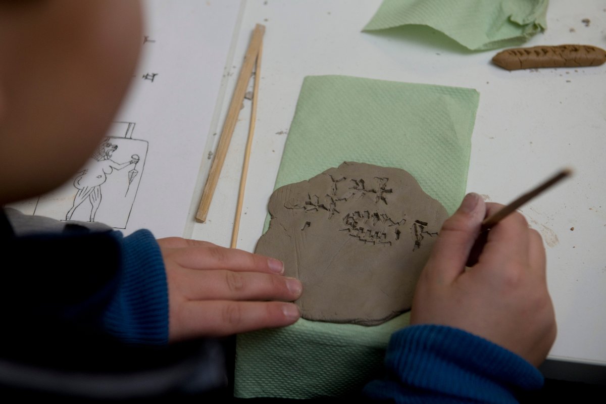 Sprachen sind dein Ding? Auf zum Zentralcampus! Im KWZ kannst du deinen Namen in Keilschrift schreiben, im ZHG lernst Du das Fingeralphabet in Gebärdensprache. Freund*innen des Balaton sind im Crashkurs Ungarisch willkommen. #ndwgoe s.gwdg.de/fQYXGk