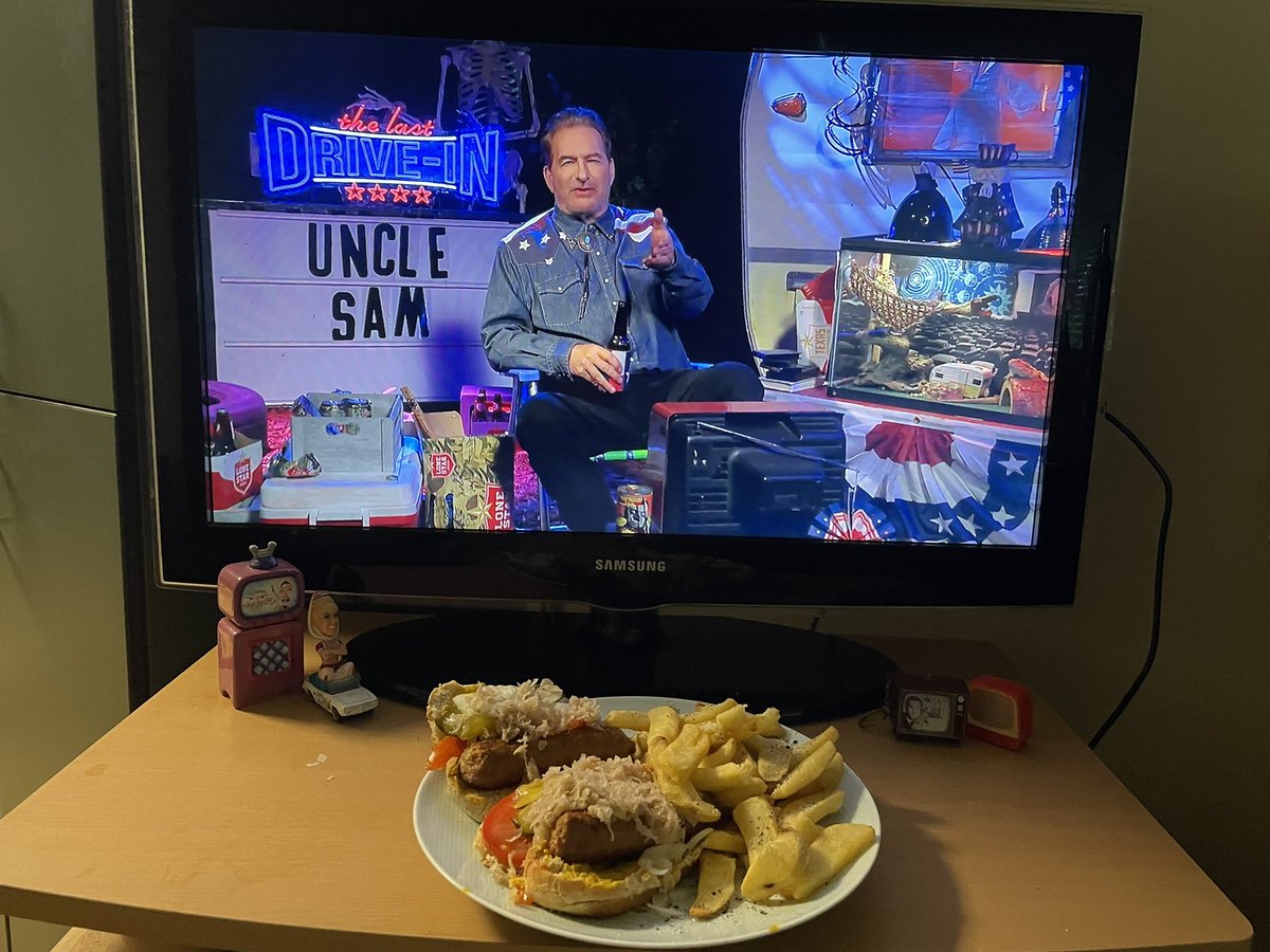 Season finale! #fourthofjuly #unclesam #joebobbriggs #thelastdrivein #hotdogs #beyondsausage #beer #vegan @therealjoebob @kinky_horror @Shudder