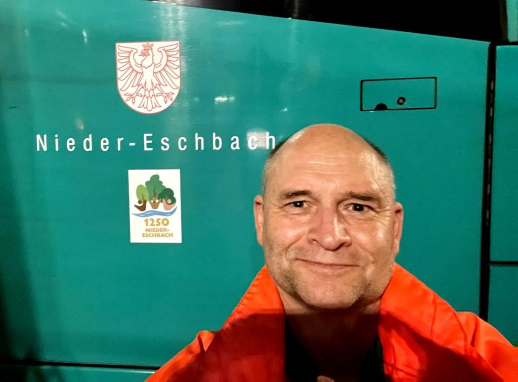 franknagel_de's tweet photo. Der Wagen 666 mit dem Wappen von @NiederEschbach. Die beiden genannten Wagen fahren am Wochenende in einem Zugverband zusammen auf der Linie U2: Samstag als Kurs 5 und Sonntag als Kurs 1. #VGF #VGF_FFM #HSF_FFM #Verkehrsmuseum https://t.co/bWZb0gyFZ8