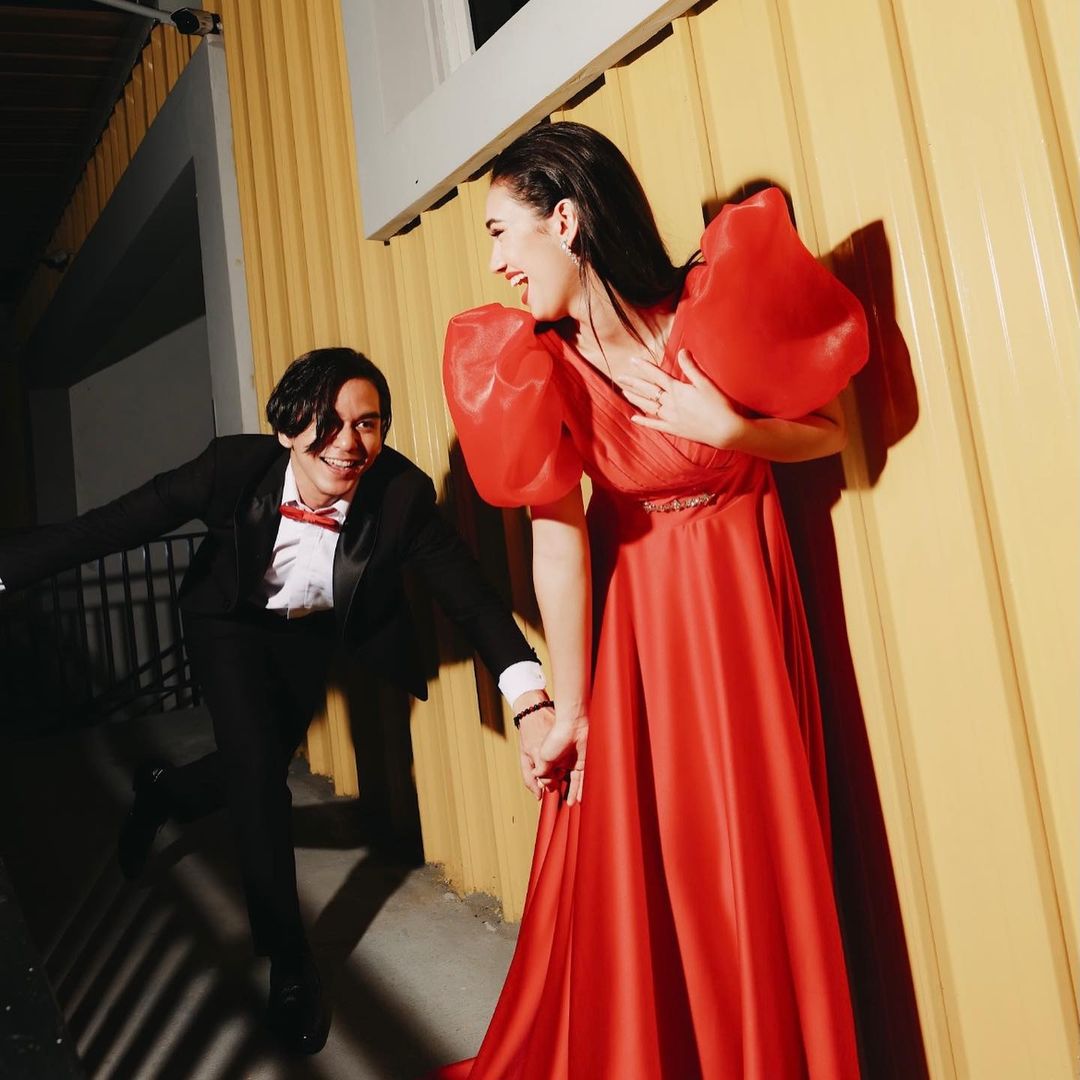 SamudraCinta_'s tweet photo. [PhotoShoot Haico - Azof Infotaiment Awards 2021 @SCTV ]

Photo : babambramaditia
Styled : wanda_haraa
Suit : sasdesigns
Dress : renzilazuardi
Make up : bubahalfian
Hairstylist : opick_hairstylist 

Cr : babambramaditia

#PhotoshootHaizofIA #PhotoShootRedBlack #HaicoAzof https://t.co/AYC9kh8ZTV