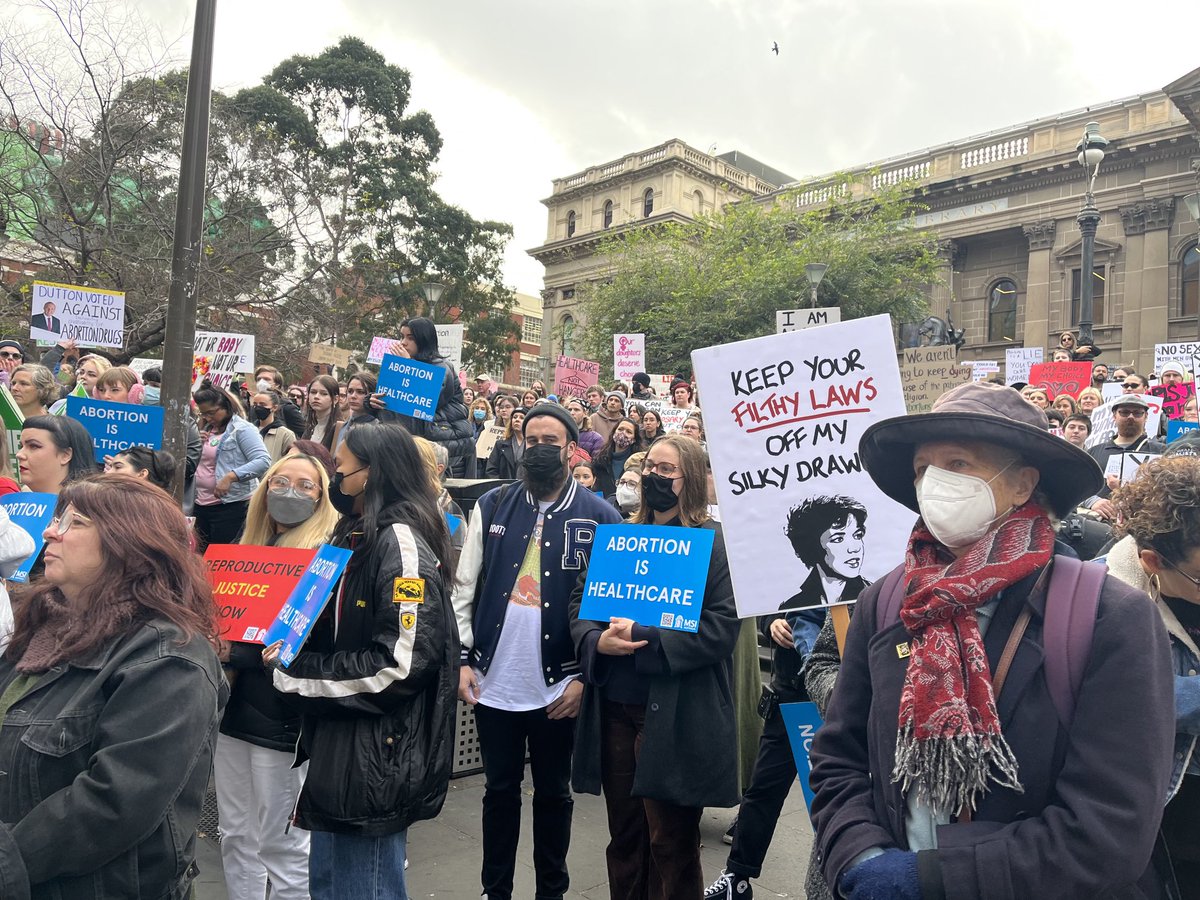 Crowd gathers at the State Library protesting the Roe v Wade decision as well as calling for more accessibility to abortion here ⁦@SBSNews⁩