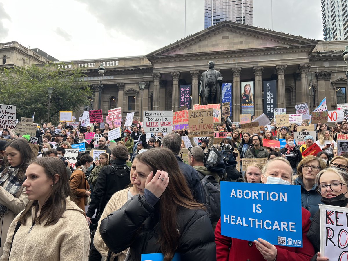 Demonstrators have gathered in Melbourne protesting the Roe v Wade decision ⁦@SBSNews⁩