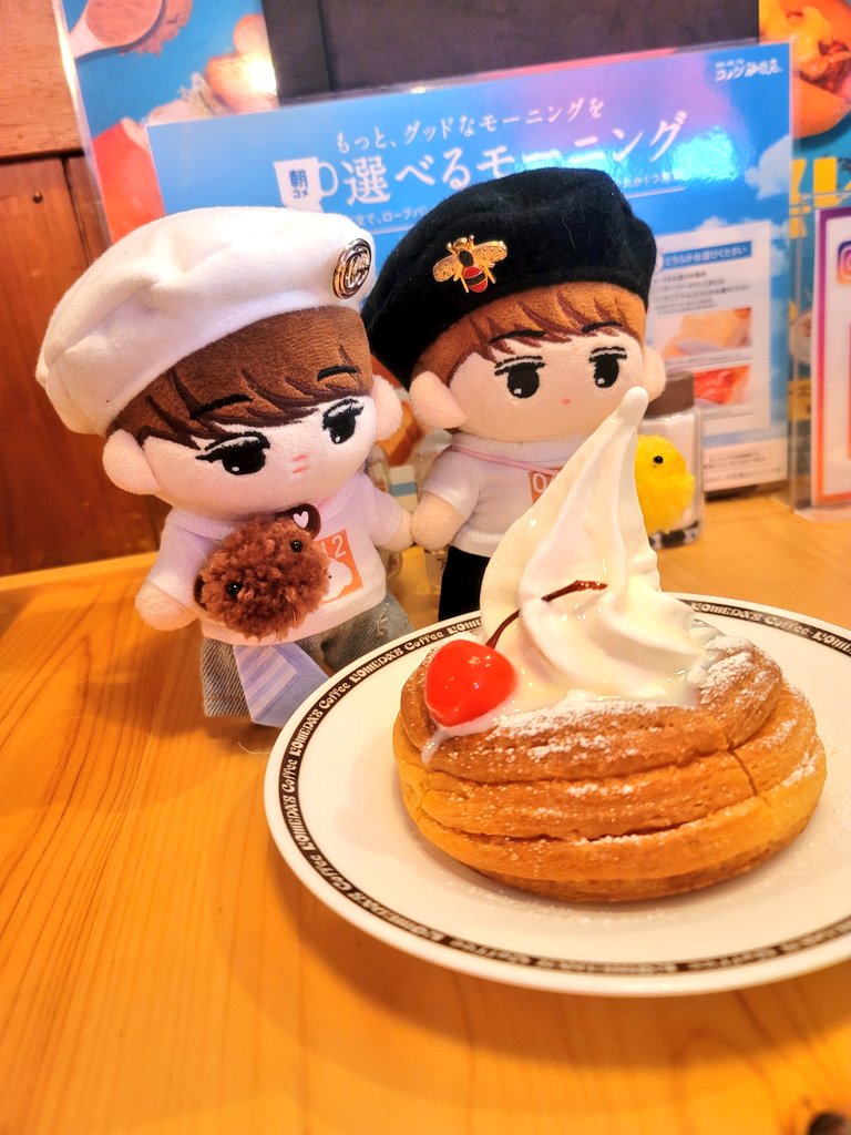 keeptryingakira's tweet photo. お楽しみの帰りのお食事❤
今日はコメダ珈琲☕️だよ。
2人ともいい子で付き添い出来たもんね👏👏👏
大きなクリームソーダ🍹
シロノワールも。
美味しかった😋😋ね💕
おなかいっぱい(*´﹀`*)
#exodoll #kaidoll #KAI #sehundoll #SEHUN #카이인형 #키이 #세훈인형 #세훈 #ぬい撮り #ぬいと暮らす365日 https://t.co/rFJjhjHSCR
