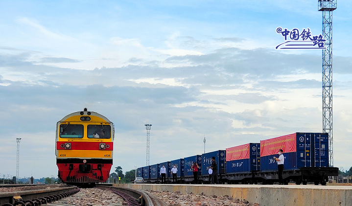 The reloading of 1st batch of cross-border container cargo was completed at a track change station of Vientiane south station along the China-Laos Railway, a move expected to attract over 300K tons of agricultural products, rubber from Thailand to China each year: China Railway. https://t.co/irlAS2zwH3