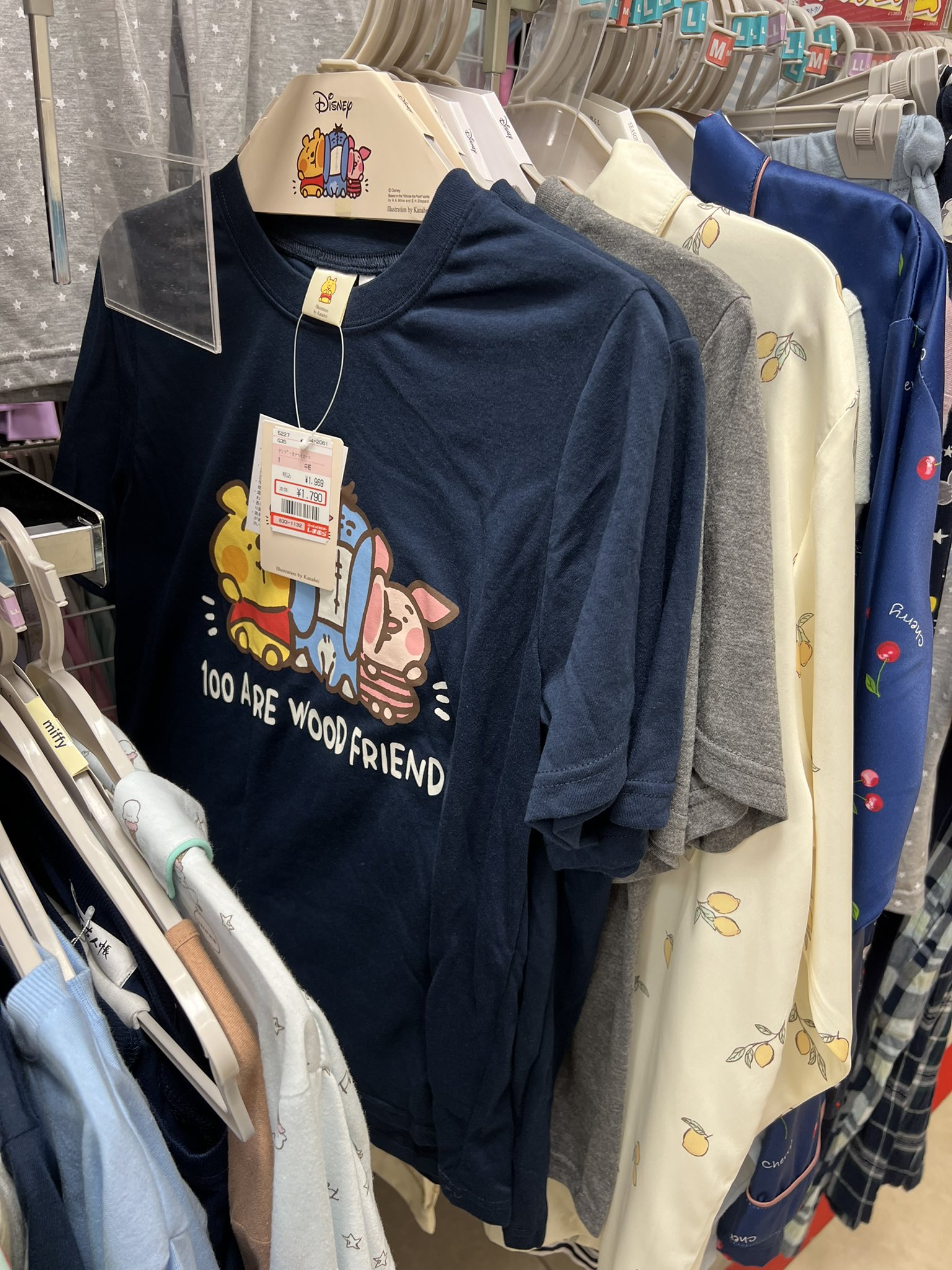 みお しまむらにカナヘイさんディズニーコラボが今日から発売とのことで朝イチいってきましたー 同日発売のスパイファミリーは整理券方式だったけどこちらはひっそりとしてて平和でしー ﾟ ﾟ カナヘイ しまむら ディズニーカナヘイ画 T Co