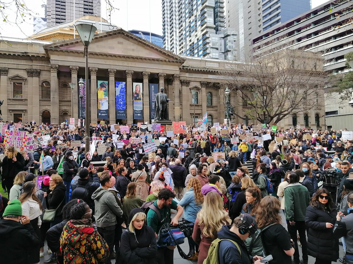 Huge crowd at the State Library for the abortion rights rally in Melbourne today!