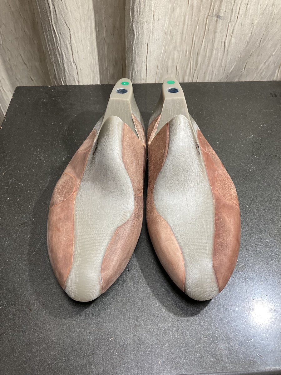 ScapeShoe's tweet photo. 暑いですね。。
強烈な暑さでバテ気味ですが
なんとか元気に頑張っております。
1ミリとの格闘が続く木型の制作は
精神力が問われるけっこうしんどい作業です（笑）
もちろん靴制作における一番の醍醐味でもあります。 https://t.co/MYypbPuwIP