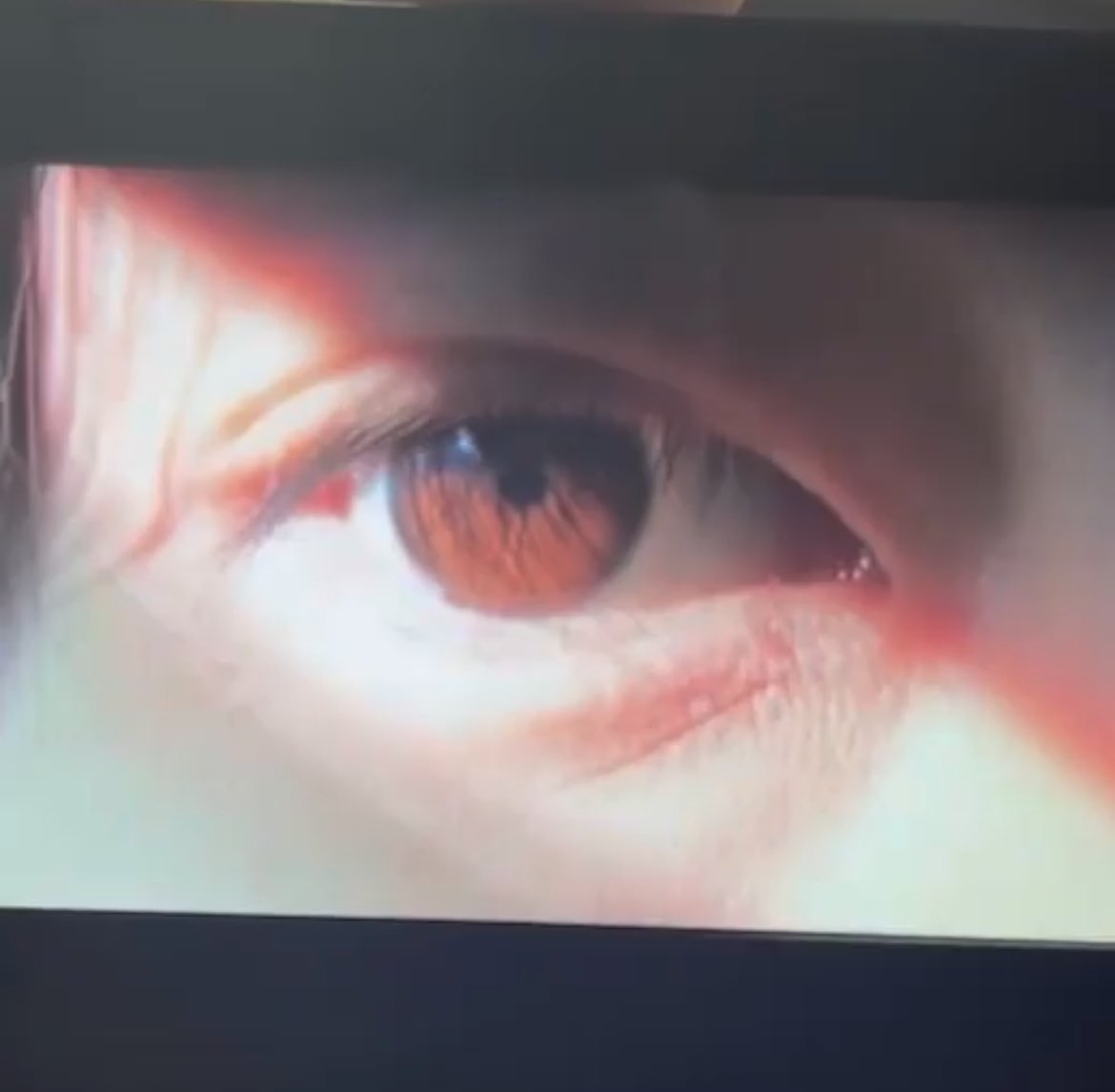 forsoheex's tweet photo. her love for taking photos of her eyes https://t.co/5lQ6ZK8a1M