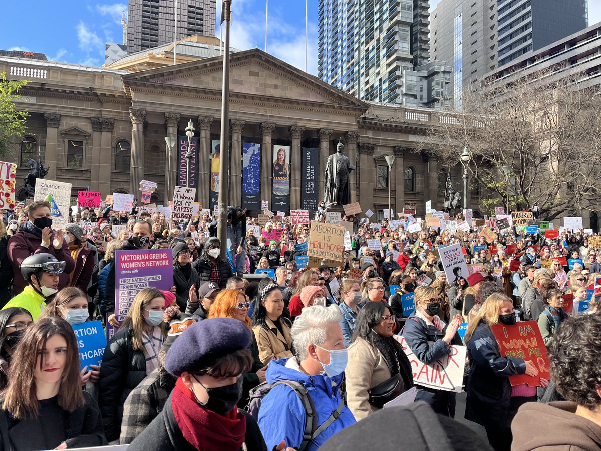 Big crowd gathered in Melbourne protesting the Roe v Wade decision ⁦@SBSNews⁩