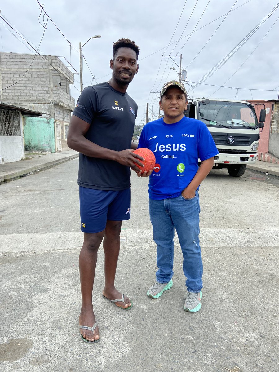 jersonruiz's tweet photo. Desde Socio Vivienda 2, en Guayaquil, la entrevista/historia con el topten de los goleadores del Mundial de balonmano, @Edudonq9 
@DiarioExtraEc y https://t.co/5SFf7oJ93I 02/07/22.
#Balonmano https://t.co/iJrYTazVpW