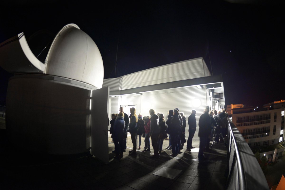 Der Weltraum: Unendliche Weiten. Schaut euch mit unseren Teleskopen das turbulente Treiben auf der Sonnenoberfläche oder die Kraterlandschaft des Mondes an. Wir drücken die Daumen für einen wolkenfreien Himmel. #ndwgoe
s.gwdg.de/GIDZRJ