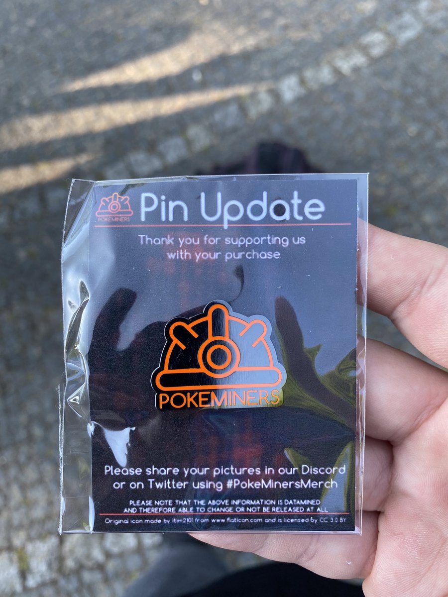 Quixxter's tweet image. The day is starting good already, met @lewymd in the early access queue and received this goodie. 😎
#PokemonGOFest2022
