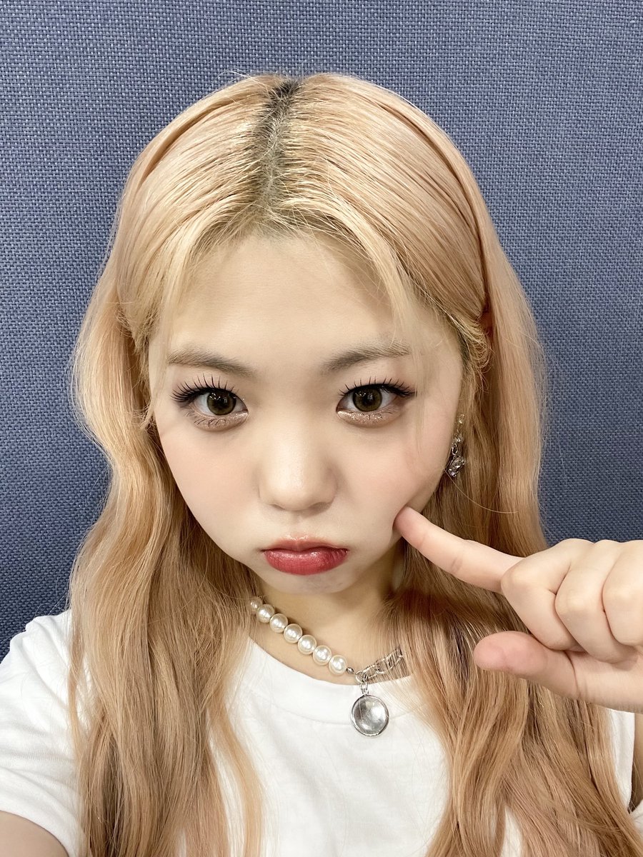 classystuff's tweet photo. [010722] 🍋📸

"a fada das notificações de hoje é a #kimriwon ✨

depois de um tempo, 17:10!

 no kbs music bank
 class:y aparecerá.
 nos vemos no music bank 💞"

#CLASSy #클라씨 
#KIMRIWON @M25_CLASSy https://t.co/S6vf8L8cAd