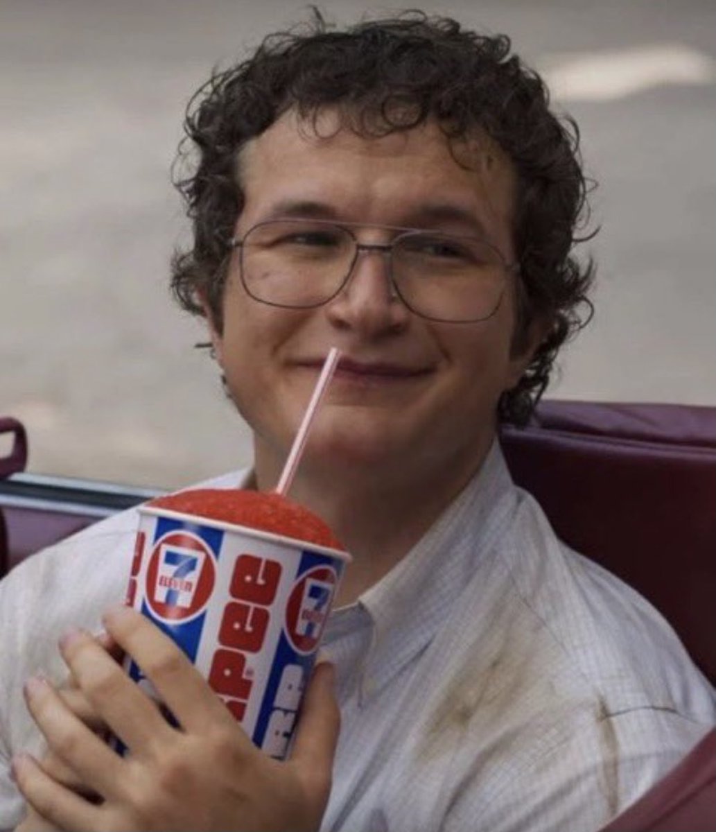buvnnny's tweet photo. It's the way stranger things gets us attached to characters like Eddie and Alexei only for them to die the same season they were introduced😭😭 what kind of torture method is this??#StrangerThings https://t.co/7Lt2zn4RGC