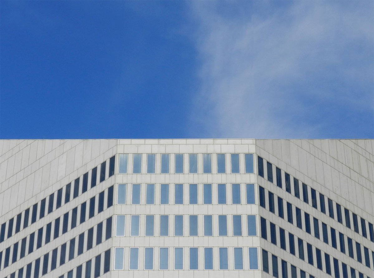 #WhilePhotographing, i discovered that the roof on the '400 record' building in dallas is angled in a way that can flatten it with the sides and create a straight line -- but only if you precisely stand in the little fountain in front of it? 🤔
