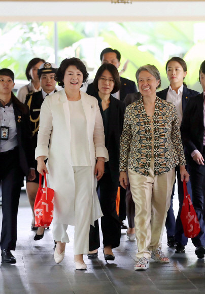 명품인줄 알았던 가방이
우리나라 중소기업 제품인것.
또다른 가방 역시 우리나라 중소기업 한지가방이었던것.
공식 석상에 자주 들고 다니셨던 지갑이 폐시트 재활용한 지갑이었던것.
페트병 새활용한 한복을 착용하신것.
평창 폐현수막으로 만든 에코백 가지고 다니며 선물하신것.