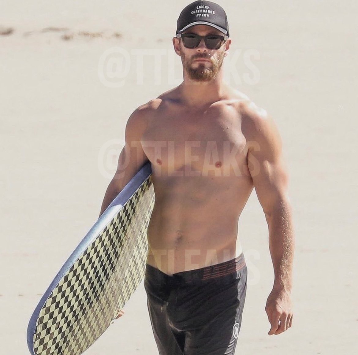 ttleakks's tweet photo. CHRIS HEMSWORTH LEAKED 

( dm photos of leaked celebs/tiktokers - credits will be given. )

#ChrisHemsworth #leaked #dick #bulge #leakedtiktokers #leakedceleb #bigdick https://t.co/CusfCq8BwK