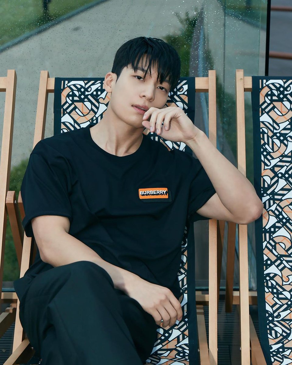 dpyob's tweet image. Burberry in Busan

#하위👋