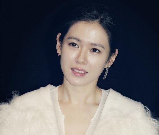 yejinhanded's tweet photo. Son Ye Jin (손예진) ~ Bad Guys Always Die (2015) Stage Greetings
#SonYeJin #손예진 https://t.co/hGIc7YqJ7e