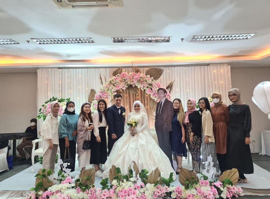 znoeyvalca's tweet photo. Nihh orang2 yg awalnya gak saling kenal tiba2 jadi harus ketemuan terus tiap minggu, soalnya kalo gak ketemu seminggu kek setaun gak ketemu. Banyakk banget foto bareng bingung upload yg mana. Lop u gaes @BARBANGIRLS https://t.co/QkAnNJdYwA