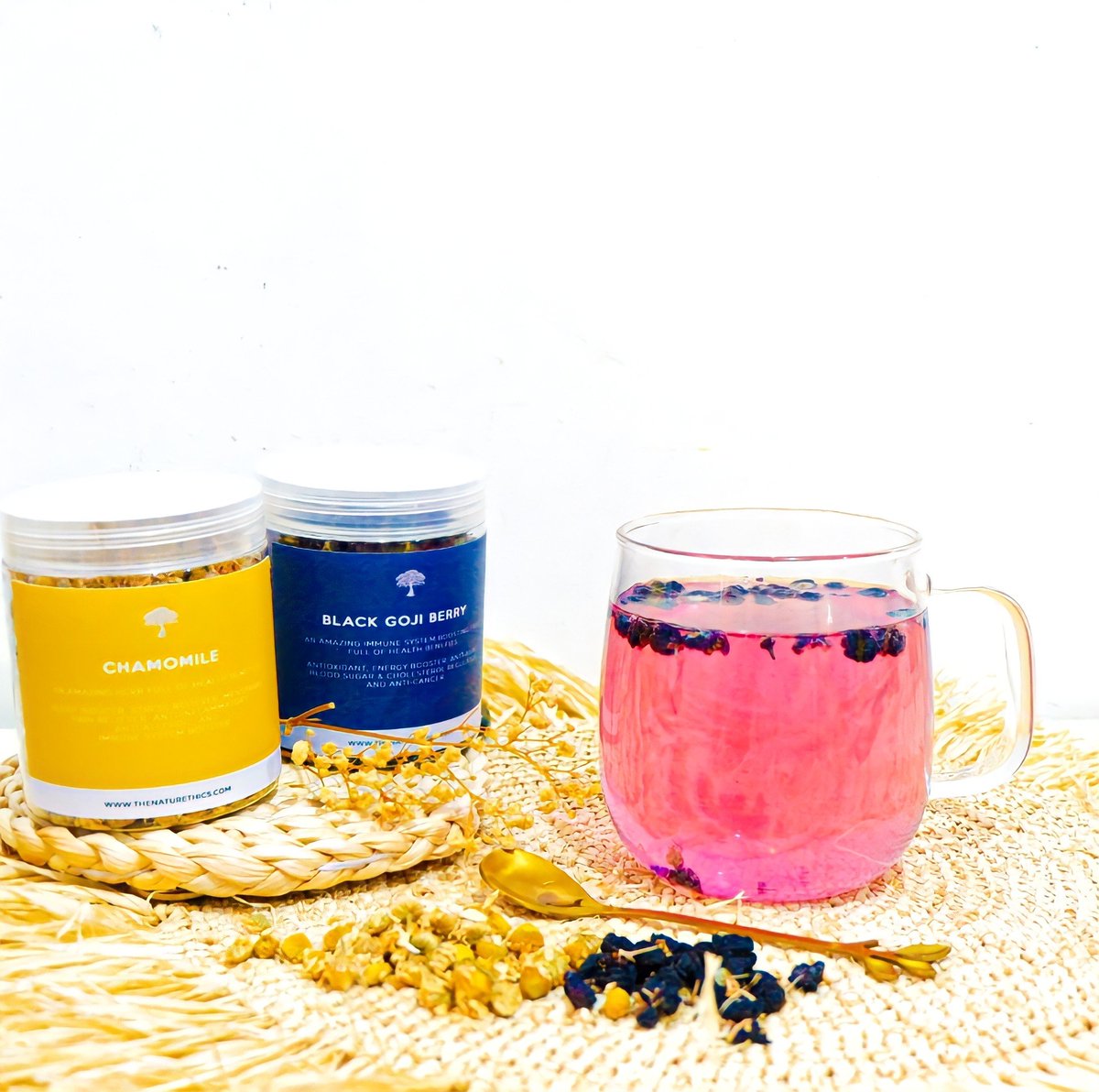 jilllyks's tweet photo. Teatox time with the 𝗡𝗮𝘁𝘂𝗿𝗲𝘁𝗵𝗶𝗰𝘀 Leafs and Teas ✨
Watch my new Reels on IG @lazzlyka🫐🌼
#Naturethics
#Teatox
#LeafAndTeas
#BlackGojiBerry
#Chamomile https://t.co/mMfctJgraz