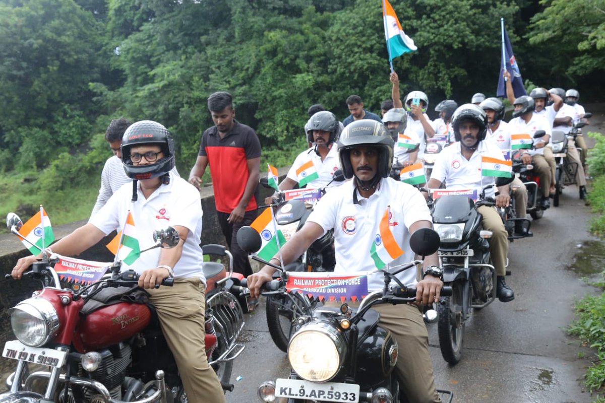 rpfsrly's tweet photo. In view of the Azadi Ka Amrut Mahotsav, RPF/PGT Div. Organized Motor bike rally  which was flagged off by Sri. Trilok Kothari, IRSS  DRM/ PGT in presence of DSC. 
The rally also includes LED Video Truck for displaying Role and Achievements of RPF.@RPF_INDIA @rpfsrpgt @GMSRailway https://t.co/D2rulIXou8