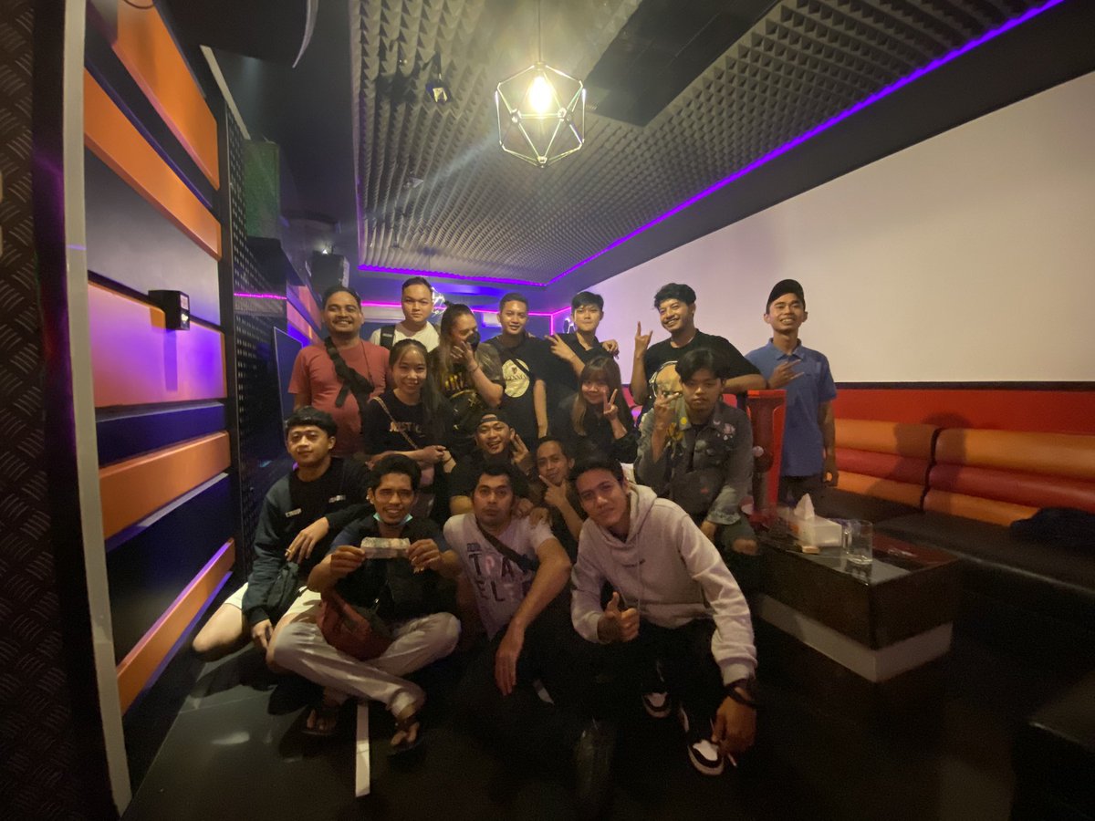 doungyumb's tweet photo. keluarga kedua🖤🤍 https://t.co/VVdmPWbXfI