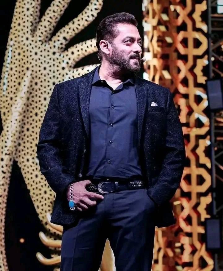 Salman Khan Turns Heads In Bald Look At Gadar 2 Success Bash, Teaches  Kartik Aaryan How To Pose | People News | Zee News
