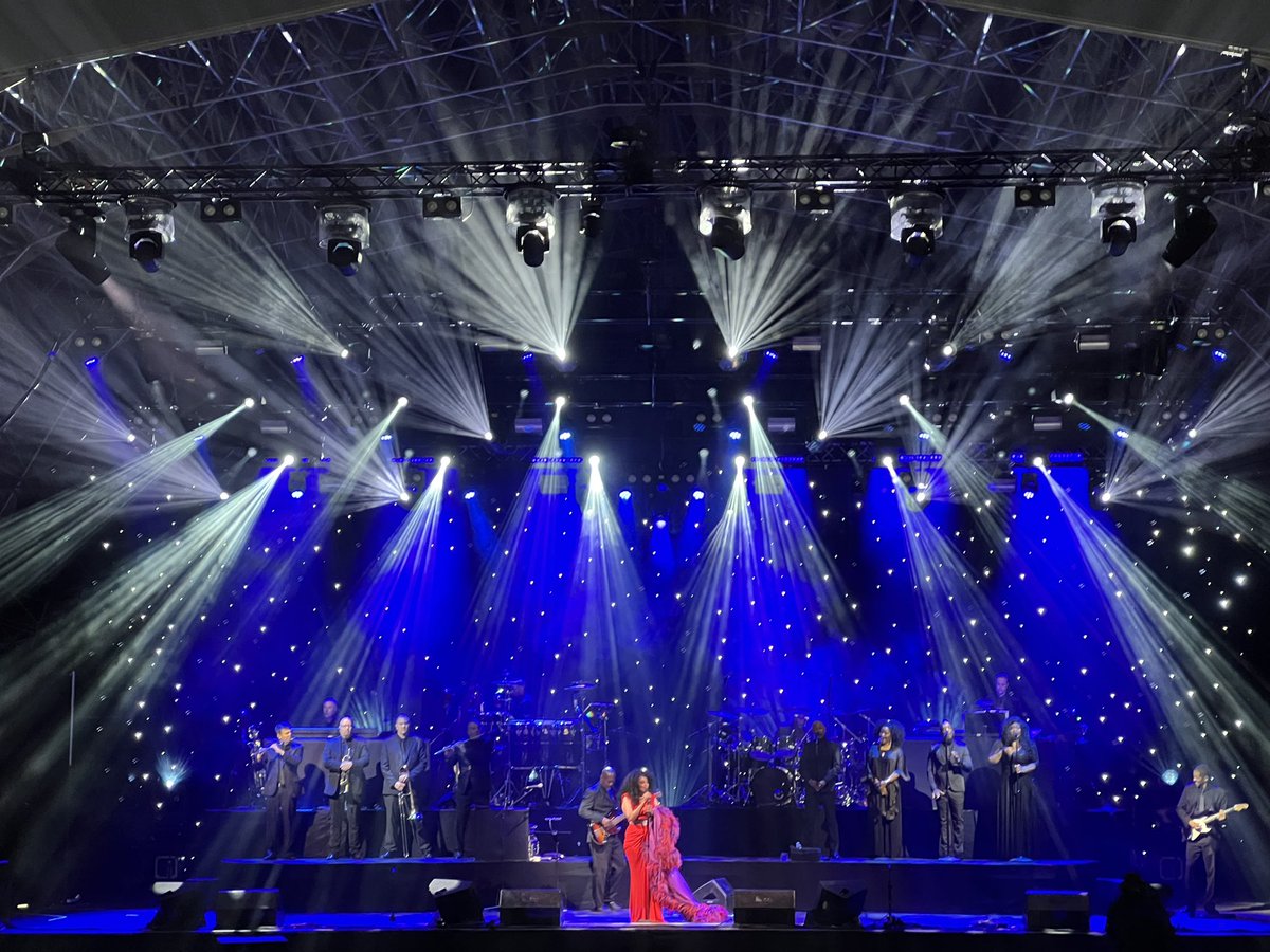 designforlive's tweet image. Closing show at Longleat for an all too brief UK tour of 7 arena shows and 7 festivals. Lovely to see team @senbla last night. Thanks to @d_horner @Vis_Connection for the show prep and being a partner in this illumination. Onwards to Europe.