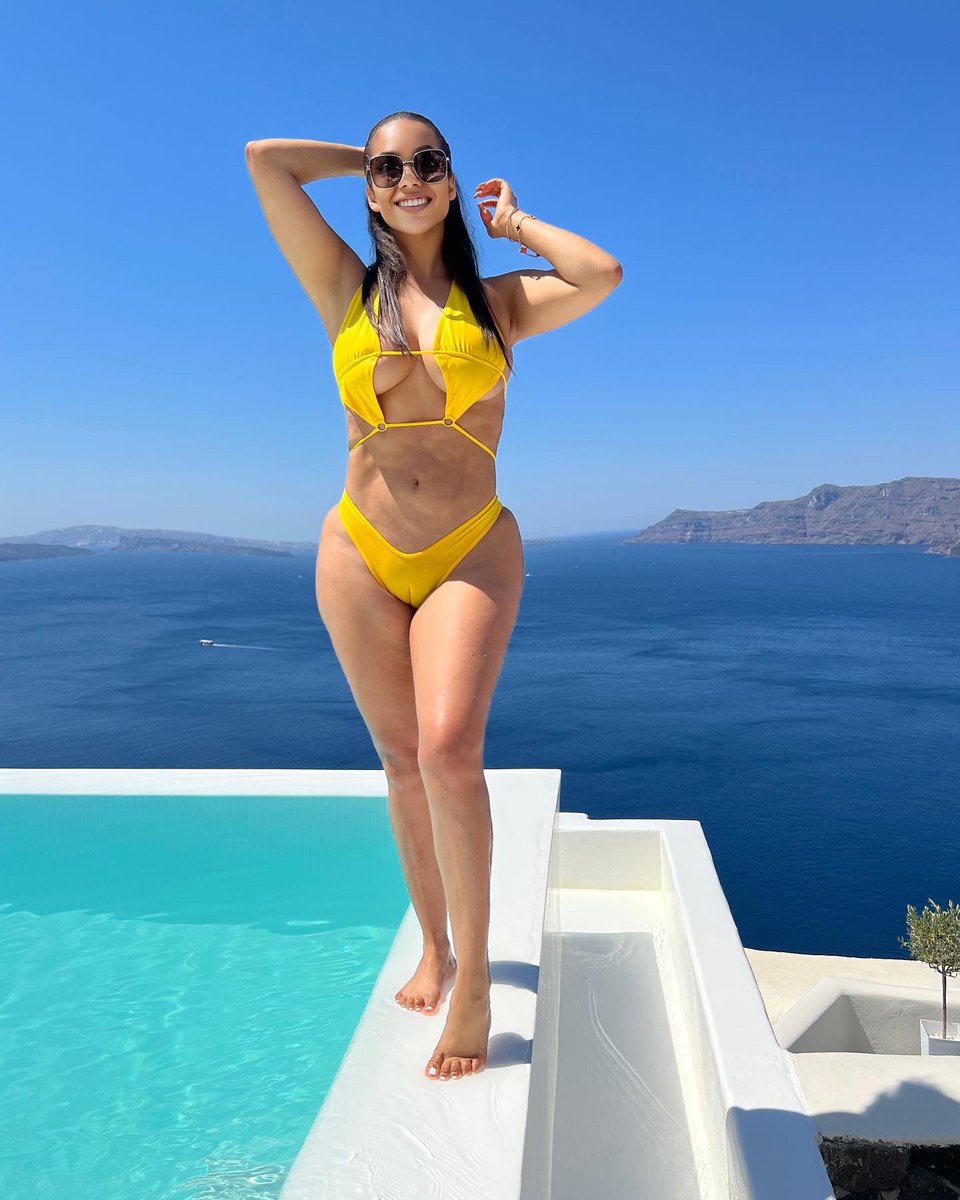 I see this girl for my party, she wear yellow 🎵