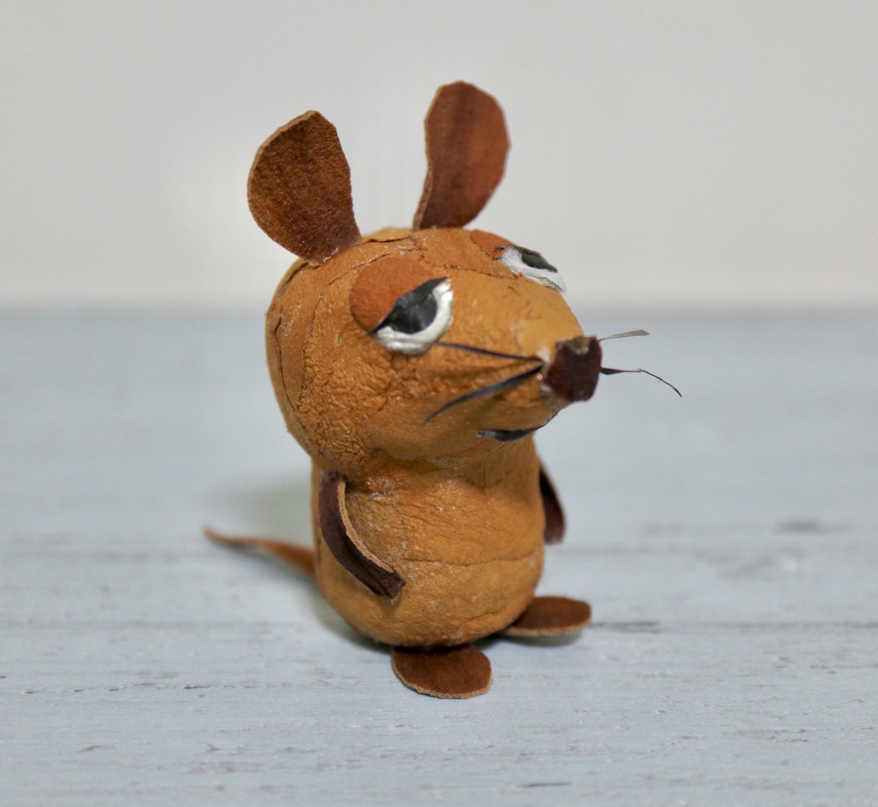 Inori タイサンボクの花びらでネズミをつくりました 先日拾ってきた花びらを取り敢えずコルクに貼ってみたところ この色合いのネズミに心当たりがあり調べるとドイツのdie Mausというキャラクターでした 黒目と髭は黒いものを探しカラスノエンドウの鞘 Inori タイサンボクの花びらでネズミをつくりました 先日拾ってきた花びらを取り敢えずコルクに貼ってみたところ この色合いのネズミに心当たりがあり調べるとドイツのdie Mausというキャラクターでした 黒目と髭は黒いものを探しカラスノエンドウの鞘