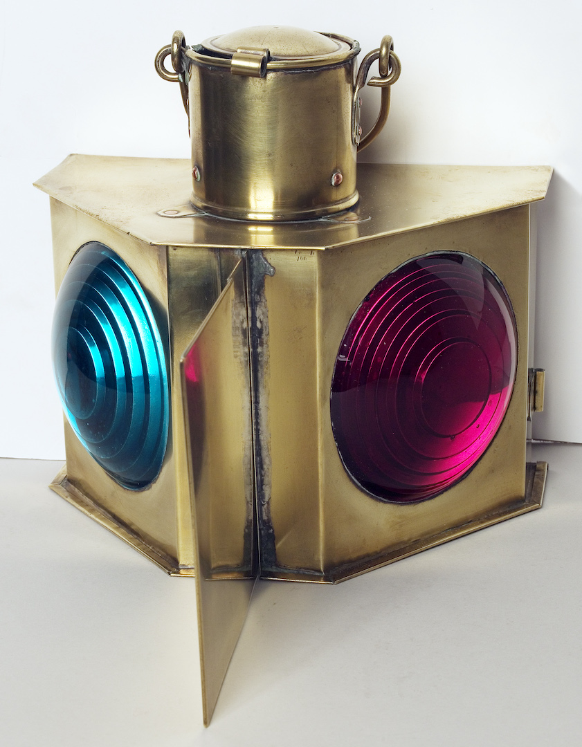 Een keuze uit de verzameling van Nanne Ottema.
Boeglicht met blauw en rood glas. 
Koper, metaal, glas.
Negentiende eeuw.
bit.ly/3O5h6cI
Nog 5 dagen…
En dan verschijnt #Verzameldrift. Biografie van Nanne Ottema (1874-1955).  verzameldrift.nl