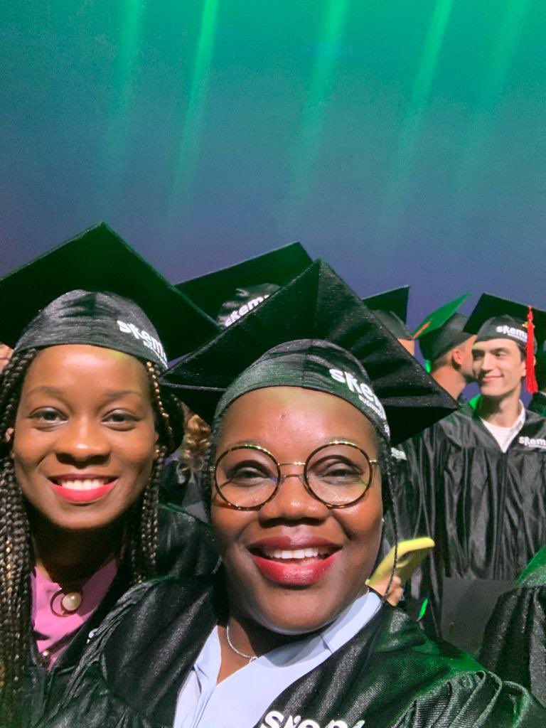 Ma maman et ses collègues, toutes souriantes pour la remise de leur diplôme. Grand moment de joie mais surtout de fierté même à distance à des milliers de kilomètres, #Skema a fait des heureux. Félicitations encore et bonne chance pour la suite #Skemagraduation