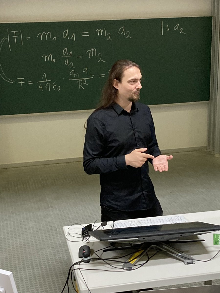 Toller Vortrag von Mario Krenn <a href="/MarioKrenn6240/">Mario Krenn</a> heute in der "Modernen Physik" in  Erlangen im Hörsaal - zum ersten Mal seit über zwei Jahren. Lebhafte Fragen aus dem Publikum zur künstlichen Intelligenz in der Wissenschaft.
<a href="/MPI_Light/">Max Planck Institute for the Science of Light</a> <a href="/UniFAU/">FAU Erlangen-Nbg</a>